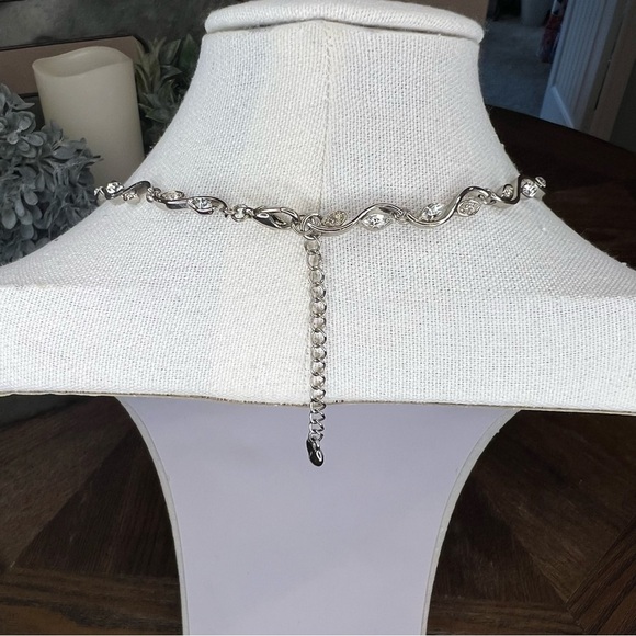 Elegant Silver Necklace with Crystal Accents - Picture 4 of 5